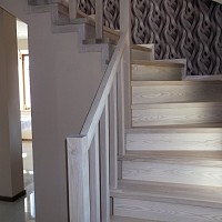 Obłożenie drewnem schodów betonowych